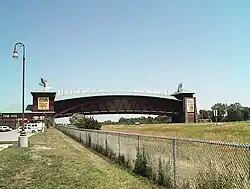 グレート・プラット川道路アーチウェイ記念館、州間高速道路80号線を跨いでいる