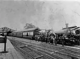 1892年5月20日（広軌での営業運転最終日）ロンドン発ペンザンス行きの列車を牽引するドラゴン（トーントン駅にて）