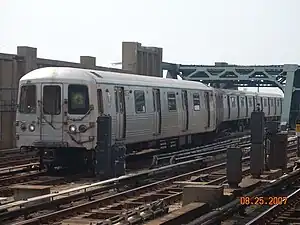 当駅にて折り返し作業中のスミス・ストリート-9丁目駅止まりのR46電車の回送G系統