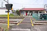 構内踏切と駅舎(2023年4月)