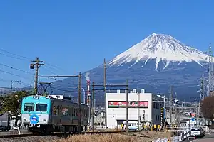 富士山をバックに走る7000形電車(吉原駅 - ジヤトコ前駅間 2021年2月)