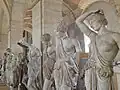 彫刻とムラージュのギャラリー内。彫像の後ろは、馬房を二列に分ける柱廊。