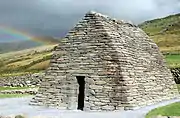 アイルランドの初期のキリスト教教会 ガララス礼拝堂(Gallarus Oratory)。持ち送りアーチになっている。