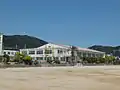 体育館(奥)と体育館ホール(手前2階)