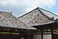 元興寺（奈良市）本堂・禅室屋根屋根瓦の一部には飛鳥寺創建期の瓦が使用される。