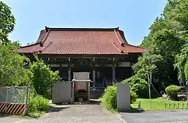 本堂。東日本大震災で被災したため、一般参拝者は立ち入り禁止。本堂の手前正面にある小屋は、一般参拝者用の仮設の礼拝所。