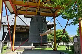 「やすらぎの鐘」は重さ12.5トン、口径2.10&nbsp;m、高さ3.45&nbsp;m。梵鐘の大きさとしては東日本最大級。
