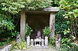 石室(重要文化財) - 奥壁に不動明王立像を薄肉彫りする