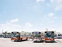 名護バスターミナルで休む車両群