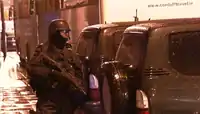 ダブリンで発生したギャングメンバー殺害事件の影響でUZIを手に市街地を警備するアイルランド警察の緊急対応ユニット(ERU)隊員（2006年12月14日）