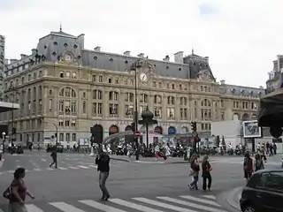サン=ラザール駅前ガブリエル=ペリ広場