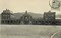 ルーアン＝マルタンヴィル駅（北駅）はかつて、アミアン-ルーアン線のターミナルだった。1867年に路線開通に合わせて建設され、1894年にこのポストカードに写されている駅舎へと建て替えられた。その後、駅舎は1980年代に解体された。