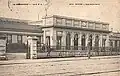 ルーアン・サン＝スヴェール駅は、市中にあった最初の駅であり、路線がル・アーブルへ延伸されるまではパリ方面の発着に使われていた。1980年代初頭までは旅客列車の発着があったが、現在ではSernam(荷物輸送)のために使われている。