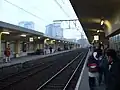 列車を待つ人たち