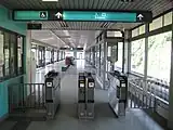 改札口とホーム(2009年8月)