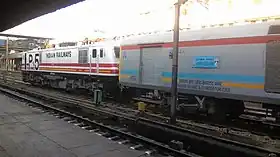 WAP-5電気機関車に牽引されているガティマン急行(在りし日のニューデリー駅にて)。