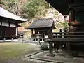 左から本堂、三坂明神社、多宝塔