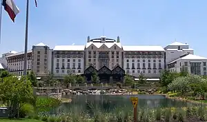 ホテルのメイン・エントランス