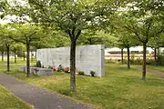 左写真のパーク内の慰霊碑。およびその背後を走る高速鉄道。