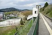 ホームと駅前(2011年5月)
