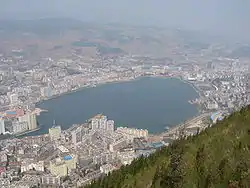 金湖の周りに市街地が広がる