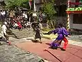 村内で催される劇の様子