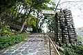 玄武洞公園の入り口（玄武岩の石畳とモニュメント）