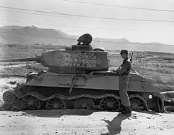 1950年7月20日の大田の戦いにおいてM20で撃破された北朝鮮軍のT-34-85アメリカ陸軍第24歩兵師団師団長ウィリアム・F・ディーン少将が仕留めた車両で、砲塔の側面にはその旨が記念に書き込まれている。