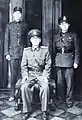 1945年制定の光復軍制服を着用した池青天総司令(中央)、金学奎(右)