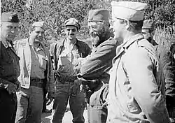 米軍関係者と談笑するミハイロヴィッチ（1944年）