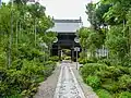 総門からの参道と山門