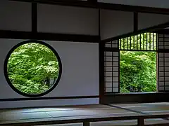 悟りの窓(左)、迷いの窓