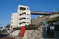 斜面移動用のエレベーター。（写真中央の構造物）市営住宅に併設されている。