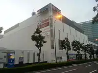 みなとみらい大通りからの外観（2013年9月22日撮影）