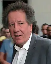 普段着を着たジェフリー・ラッシュ
