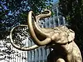 屋外のマンモス像（地質調査所側）