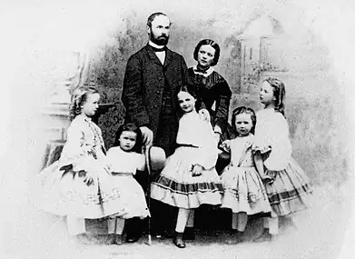 ゲオルク・ヴィルヘルムとヘレーネ夫妻、その子ども達（1864年頃）