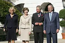 ウェールズのアメリカ公式訪問に際して集うジョージ・W・ブッシュ大統領、ローラ・ブッシュ夫人、チャールズ3世（当時皇太子）、カミラ妃 (2005年)