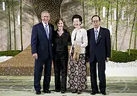 洞爺湖サミットでブッシュ大統領夫妻を迎える福田康夫総理と貴代子夫人、2008(平成20)年7月8日