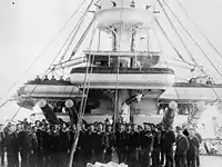 ゲオルギー・ポベドノーセツの艦橋前に並んだ乗組員たち。横に並んだ船首主砲塔、10 門の37 mm砲の設置された墻楼が見て取れる。