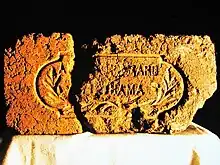 現在の横浜市中区に存在したアルフレッド・ジェラールの煉瓦工場で1873年頃に製造された月桂樹刻印入り煉瓦。