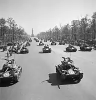 戦勝記念塔とアメリカのM24チャーフィー軽戦車。