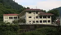 対岸の飛騨川の右岸から望む下呂市立中原小学校(2018年6月26日撮影)