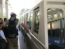 麓駅から発車する列車