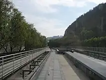 麓駅のプラットホーム
