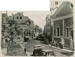 昔のメイン・ストリートの写真。左にこの教会のファサード（1810年築の古いもの）が一部が見える。