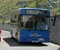 サンデイ湾付近の4号線を走るバス