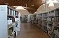 高さが抑えられた書架