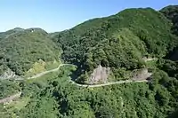 県境より海津市側はカーブが連続する。（岐阜県海津市南濃町庭田）
