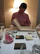 ワインリストをめくる男性